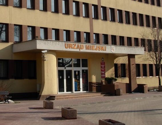 Gł&oacute;wne wejście do budynku Urzędu Miejskiego w Wołominie